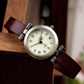 Vintage Leather Quartz Watch — Timeless Elegance